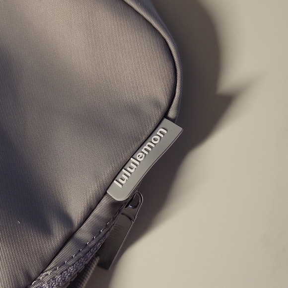 NWT Lululemon Everywhere Belt Bag EBB in Silver Drop (Brand new!) - Picture 3 of 8